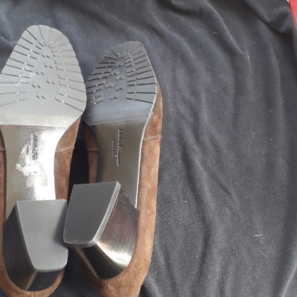 Salvatore Ferragamo Suede Pump - Picture 7 of 9